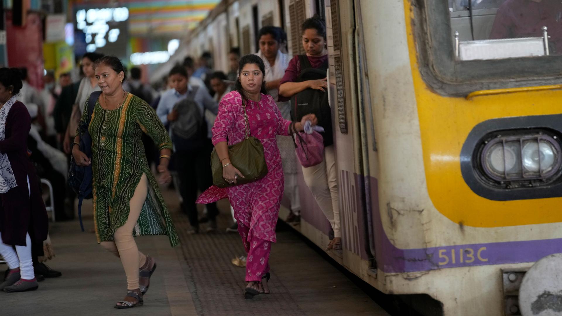 Indian women do less paid work. It’s bad news for the economy.