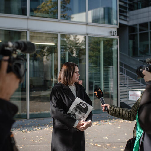 Belarusian political activist Sviatlana Tsikhanouskaya being interviewed by a Radio Free Europe/Radio Liberty reporter in Paris, France, 2022. Image: Pavel Krichko, Flickr, Creative Commons